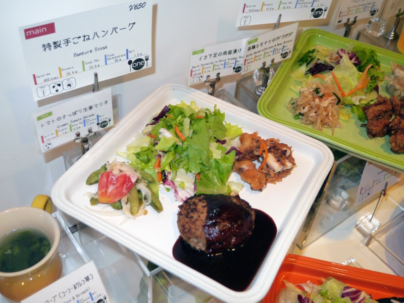 シェフ特製の手ごねハンバーグは子供にも人気