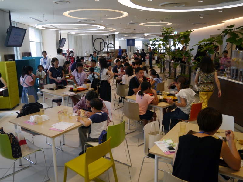 19階のOne Microsoft Caféは家族で埋め尽くされた