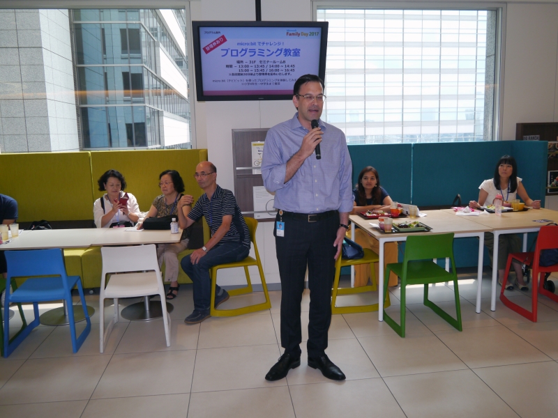 One Microsoft Caféで挨拶する平野社長。いつもとは違う雰囲気にちょっと照れ臭そうだった