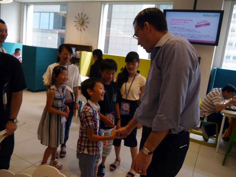 平野社長は、子供たちと気さくに握手