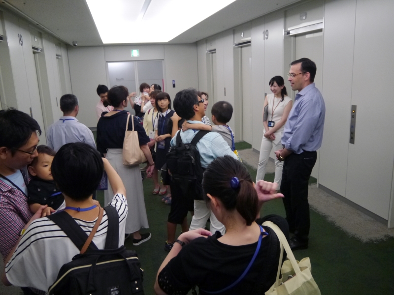 エレベータホールでも社員や家族と会話する平野社長