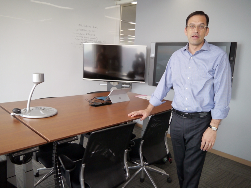 社長室に「スタンディングデスク」を導入。社長室での会議は立ったままが基本