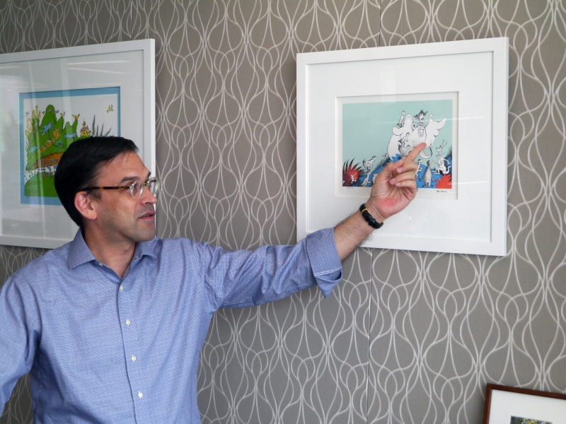 社長室には3枚の絵を飾っている。順番に「There's so so much to read!」、「Kid, You'll move Mountains!」、「They've proved they are persons, No matter how small!」