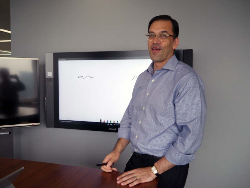 Surface Hubも社長室に導入。日本マイクロソフトでもっともSurface Hubを利用しているのは平野社長だという