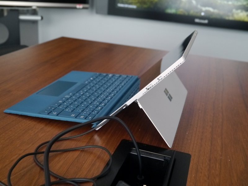 ちなみに、平野社長はSurface BookとSurface Pro 4、そして、Windows 10スマートフォン「HP Elite x3」を利用。持ち運ぶPCはSurface Pro 4だという