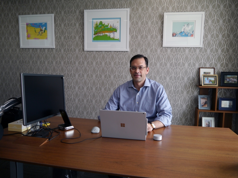 特別に報道陣に社長室を公開した平野社長