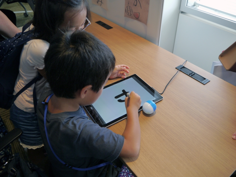 書道アプリの体験コーナー。30分待ちの人気ぶり