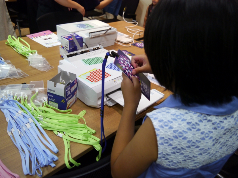 子供たちはイベントに参加するとカードにシールを貼った