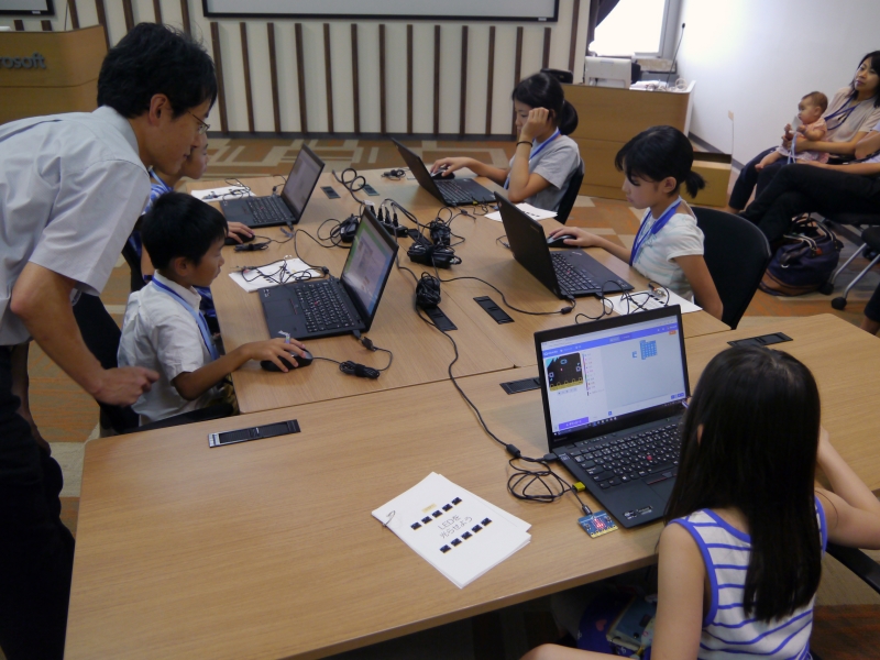 小学校4年生以上が推奨としたが、小さな子供たちもプログラミングに挑戦