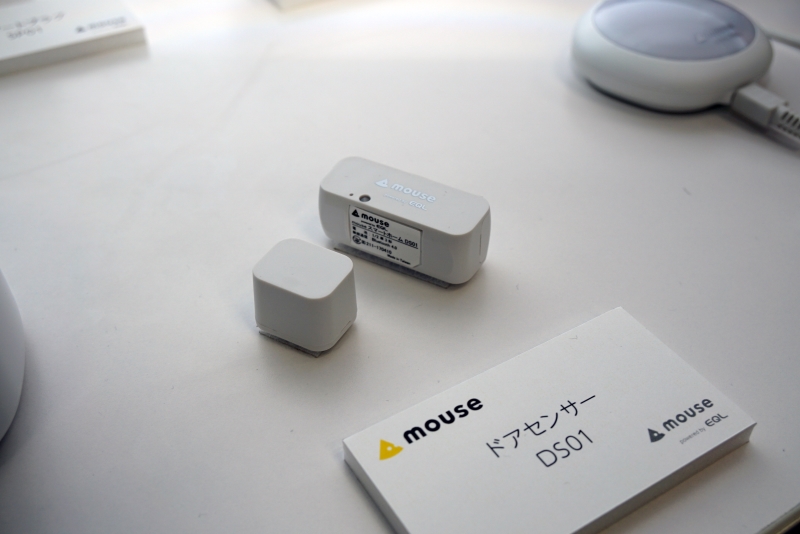 ドアセンサー<br>ドアや窓の開閉を感知してルームハブに通知する。電池で駆動