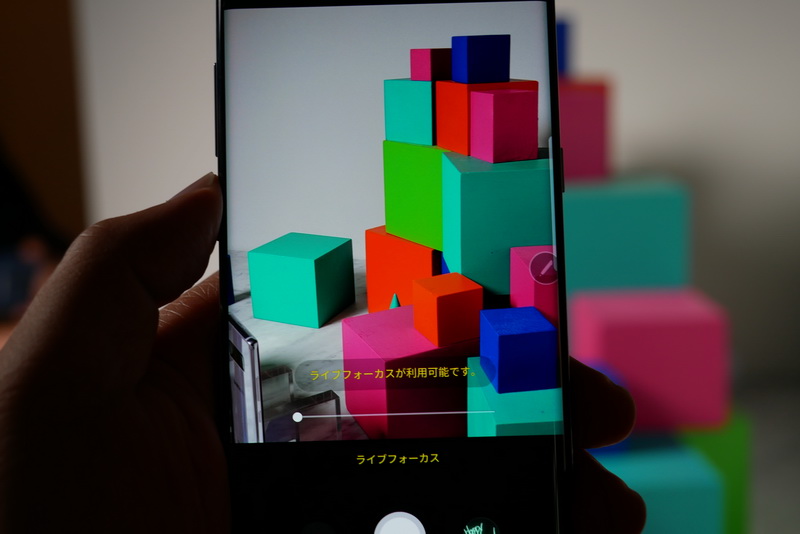 背景のボケ具合を確認しながら撮影できる「Live Focus」機能を搭載