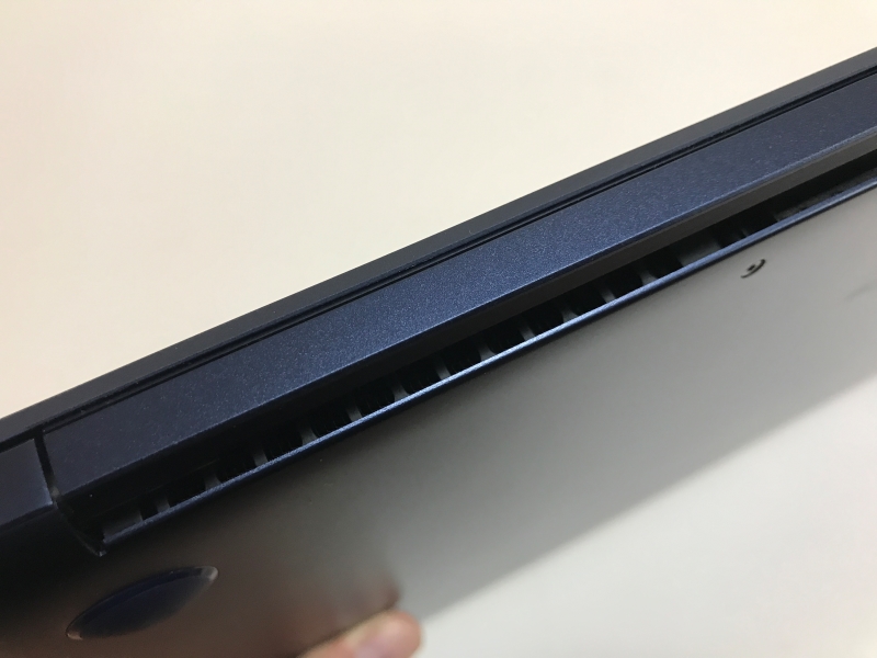 ヒンジ部左右に排気口が設けられている