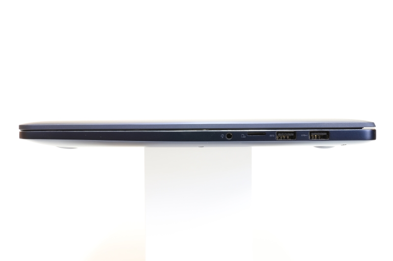 本体右側面。左からマイクロフォン/ヘッドフォン・コンボ・ジャック×1、microSDカードリーダ、USB 3.0 Type-A×2