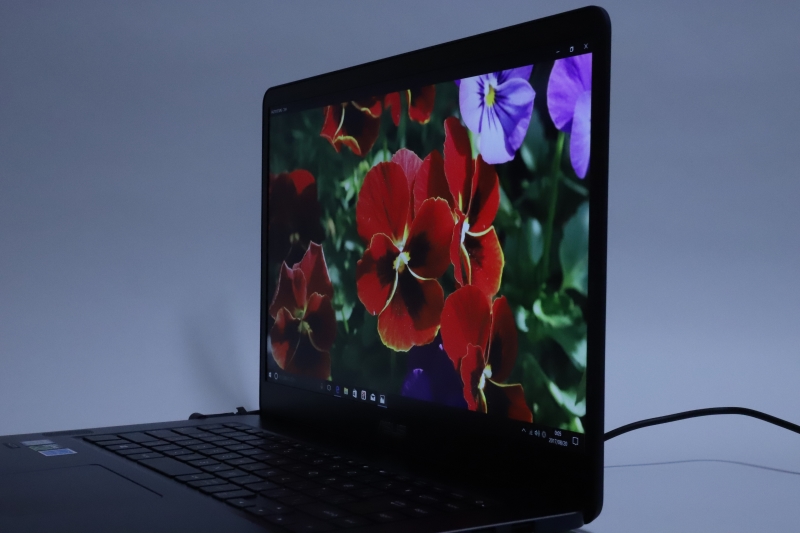 斜め90度から見た場合。もちろん暗くはなるが、階調はそれほど失われていない