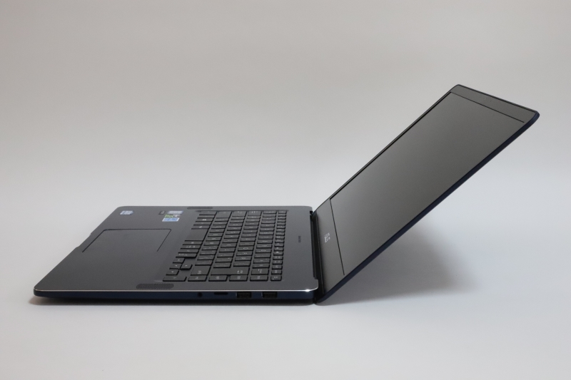 ディスプレイは最大約138度まで開く