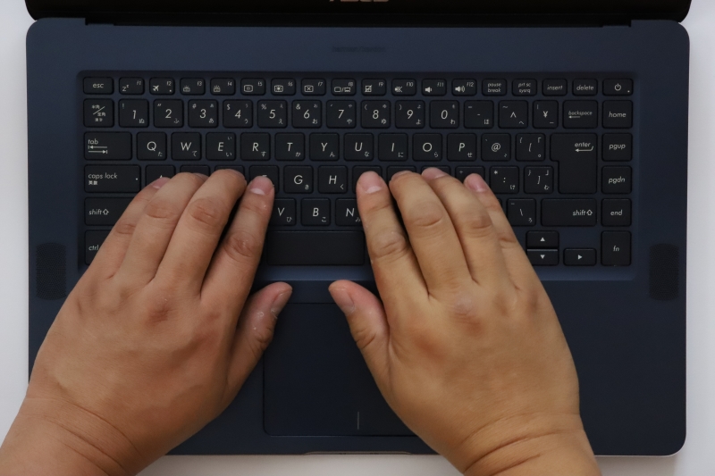 筆者のように手の長さ20cm程度でもとくに窮屈に感じない