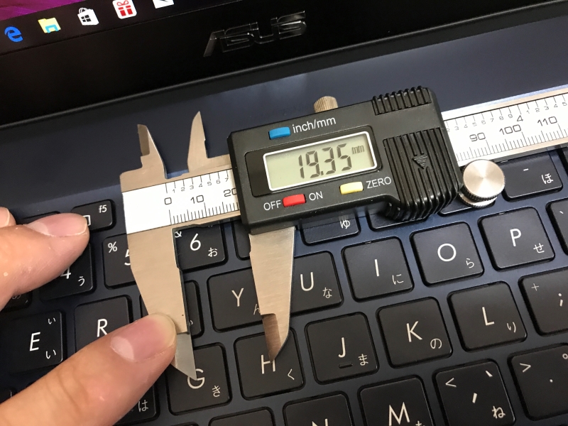 キーピッチは実測約19mm、キーストロークはカタログ値で1.4mm