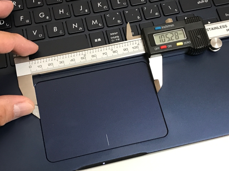 タッチパッドは実測105×74mm