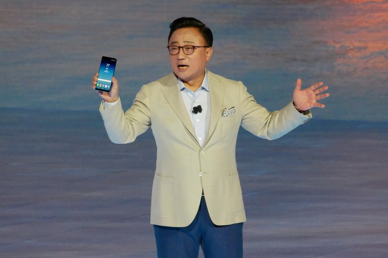 Samsung Electronicsのモバイル通信事業部長のDJ Koh氏。昨年の出来事以降の継続的な支持に謝辞を述べつつ、「Galaxy Note8」を発表