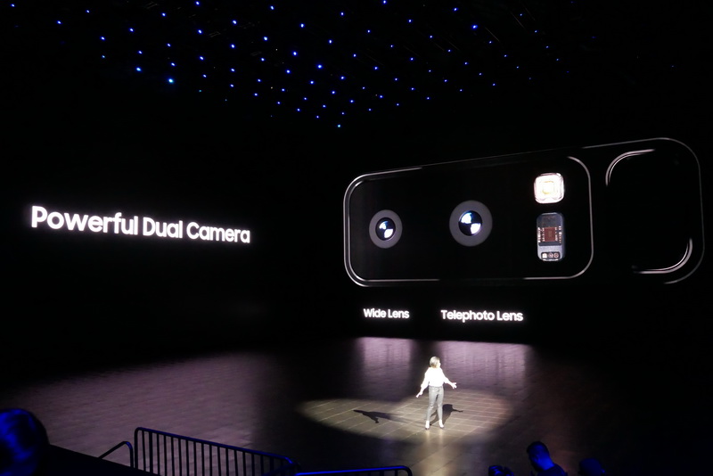 背面のメインカメラには、広角レンズと望遠レンズを備えるデュアルレンズカメラを搭載