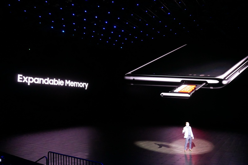 microSDカードを利用した内蔵ストレージの増強も可能