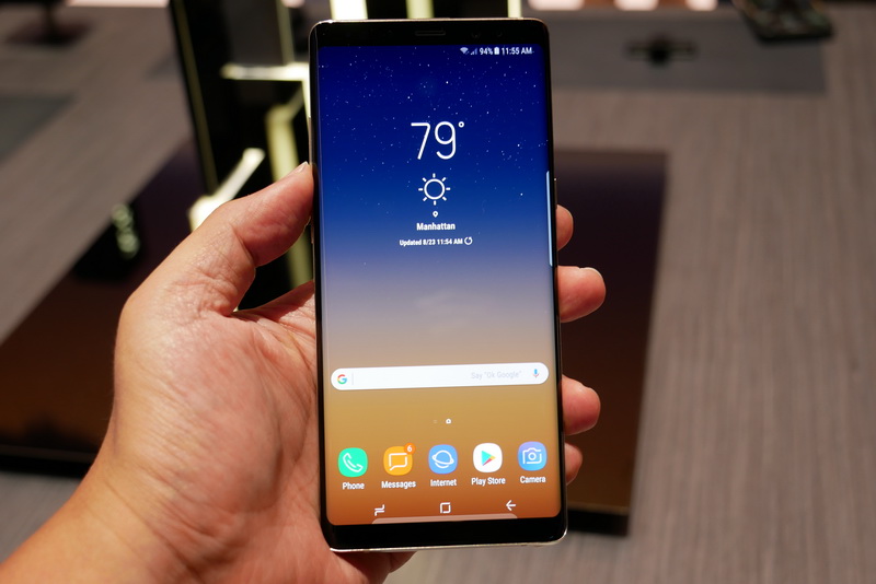 本体正面。超狭額縁仕様で、ほとんどが表示領域のように見える