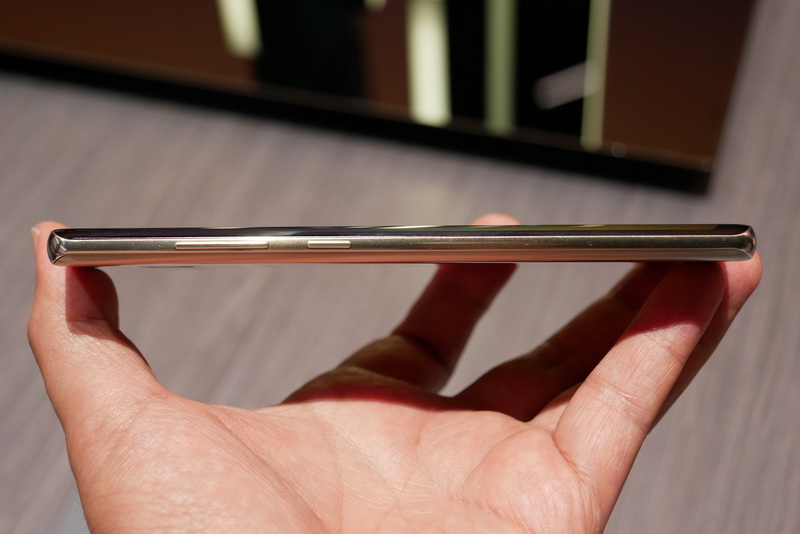 左側面。ボリュームボタンと、インテリジェントサービス「Bixby」を呼び出すBixbyボタンを配置