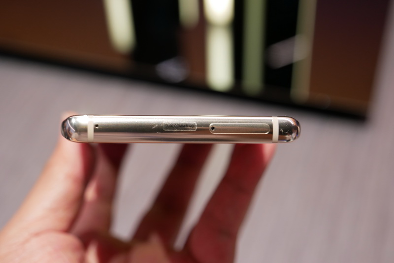 上部側面。こちらにSIMトレイを配置