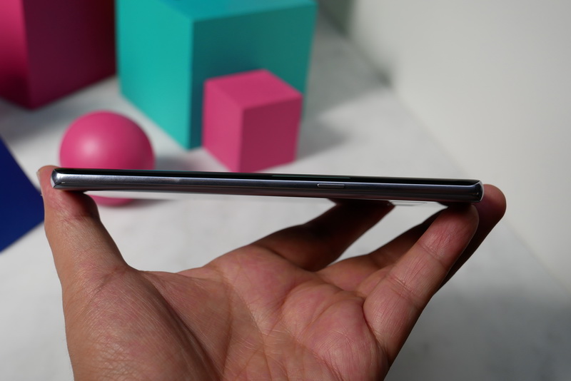 右側面。こちらには電源ボタンを配置している