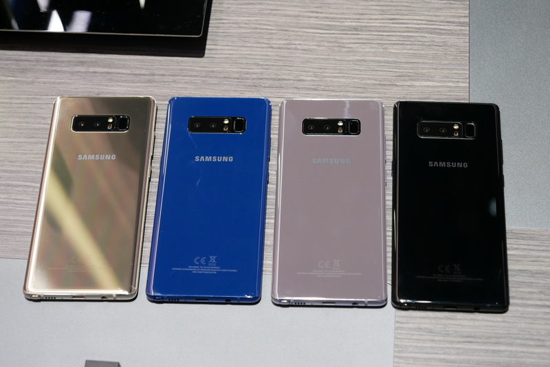 カラーは全4色。左からMaple Gold、Deep Sea Blue、Orchid Gray、Midnight Black