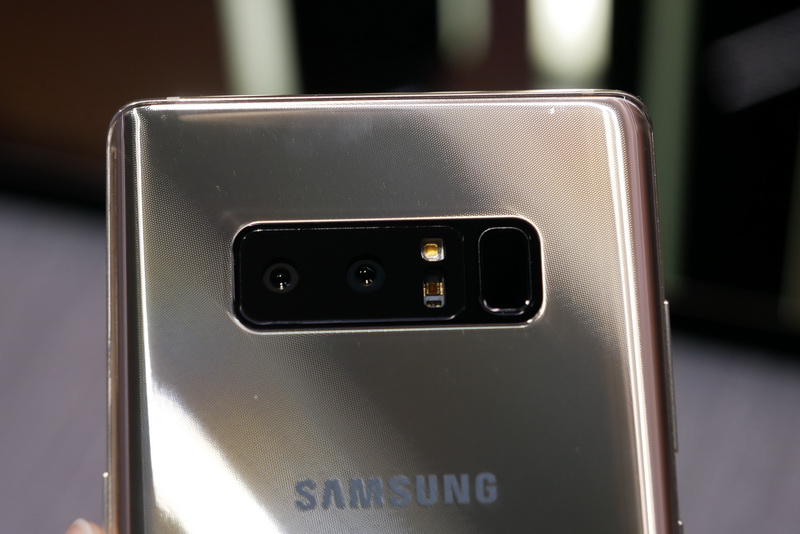 背面のデュアルレンズカメラ。左が広角レンズ、右が望遠レンズ。指紋認証センサーはレンズにふれにくいようにLEDフラッシュを挟んで配置