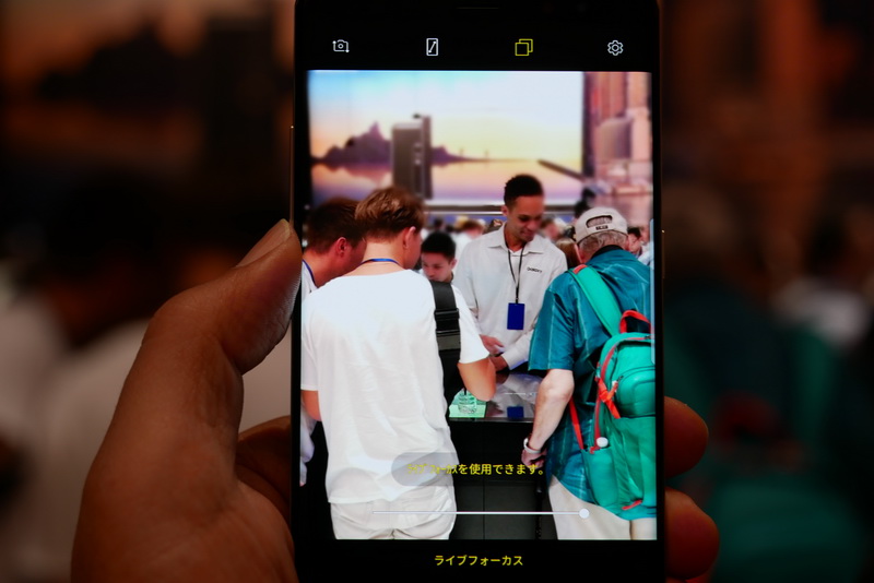 下部のスライドバーで背景のボケ具合を調節可能