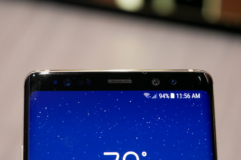 ディスプレイ上部には800万画素のインカメラと虹彩認証センサーを搭載している