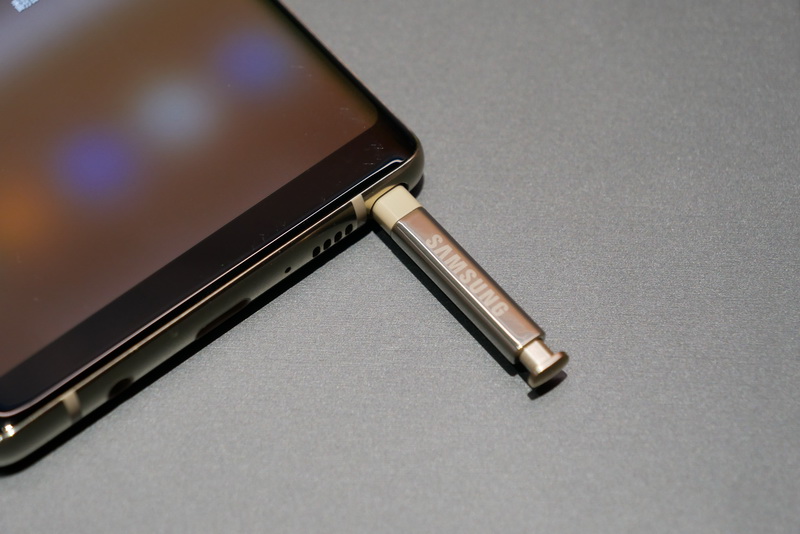 本体右下にS penが収納されている