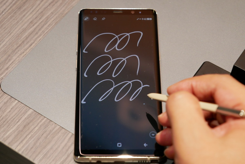 スリープ時にS penを抜くと、Screen off Memoが起動。100ページまでメモを取れる