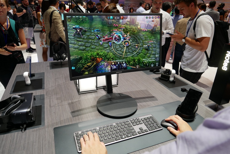 対応モバイルゲームでは、外部ディスプレイに全画面表示し、キーボードとマウスでプレイ可能