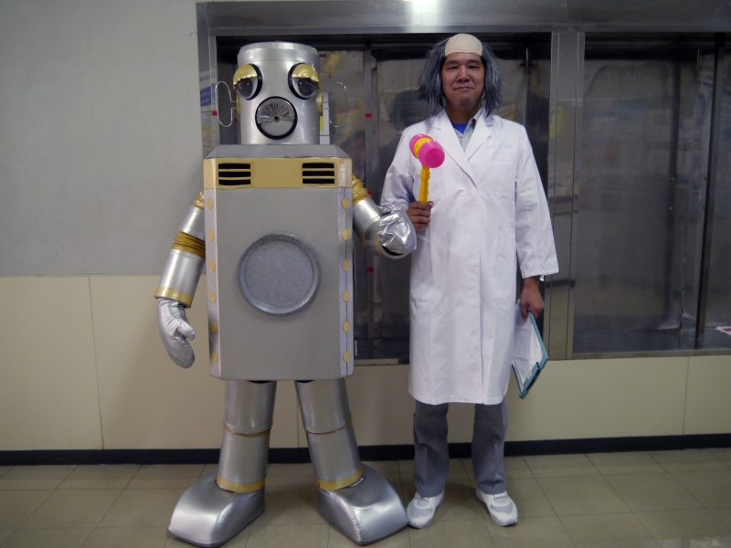 レッツノート博士と初登場のロボすけ