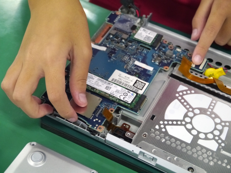 まずは、トップケースにメインボードを搭載する