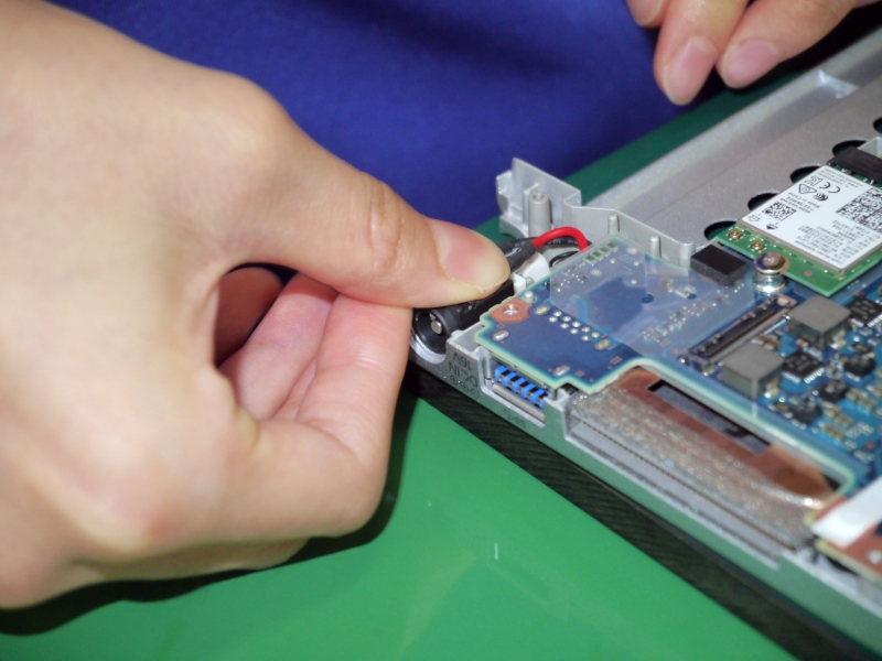 DCジャックをトップケースに取りつける