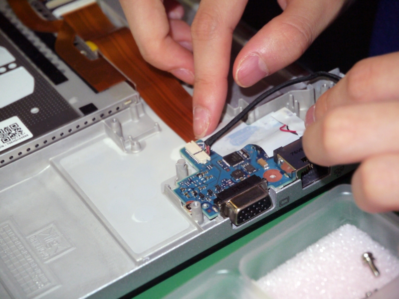 カメラケーブルの接続作業