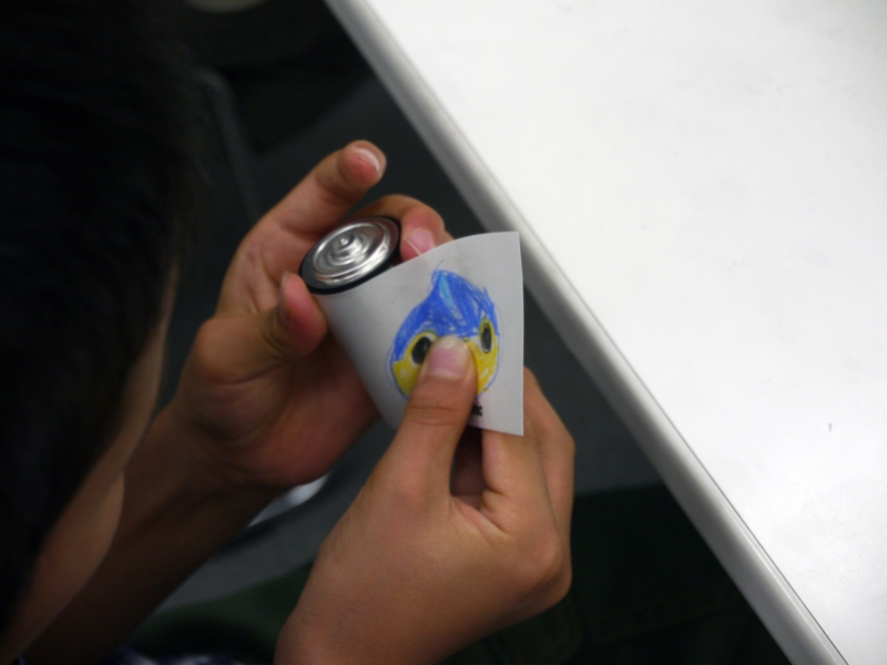 好きな絵を書いて乾電池の貼りつけることができた