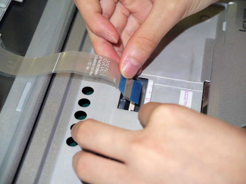 まずはフレキシブルケーブルの接続