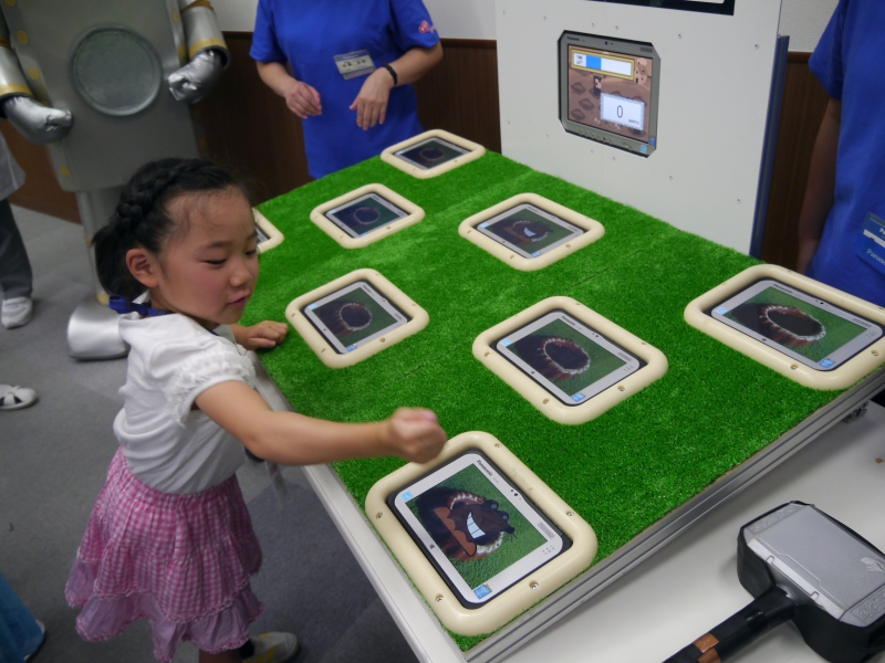 タフパッドを使ったもぐらたたき。グーで叩いても堅牢性は抜群