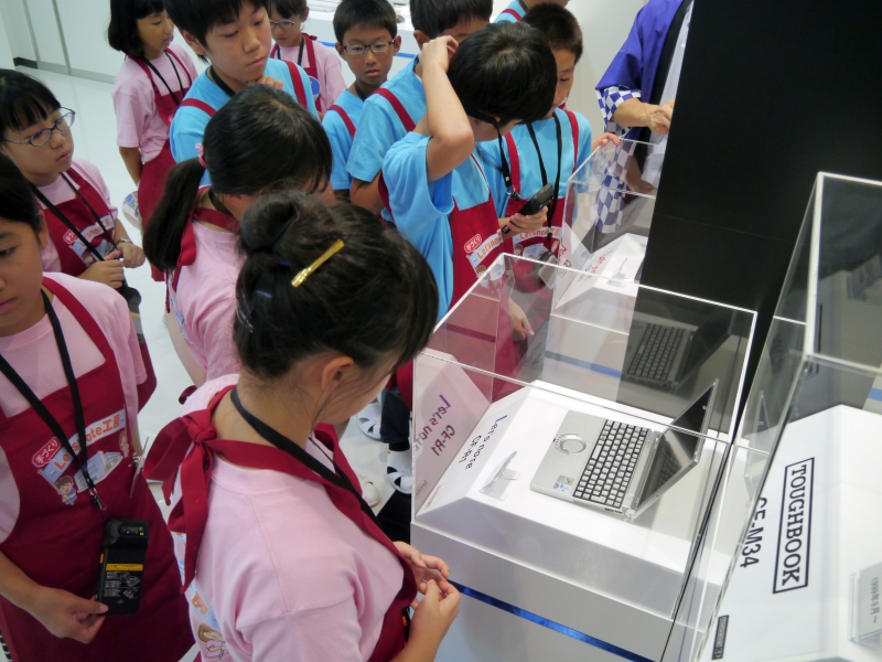 パナソニックの歴代モデルの説明を聞く参加者たち