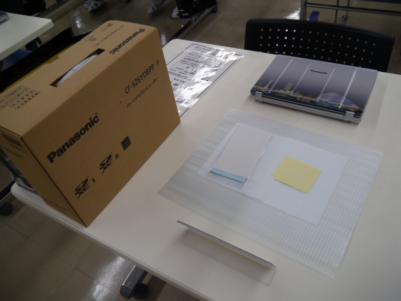 会場を移して、梱包作業を行なう