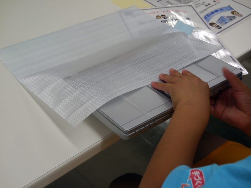 完成したPCを袋のなかに入れる