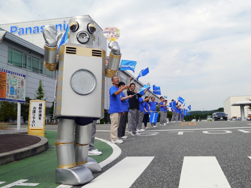 参加者に最後まで手を振るロボすけ