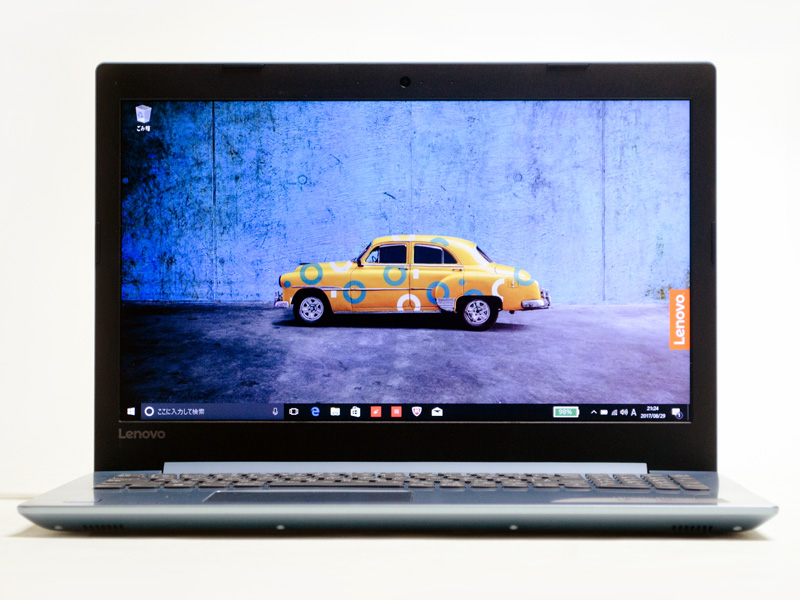 パネル中央上にHD対応Webカメラ。正面側面は鋭角でなにもない