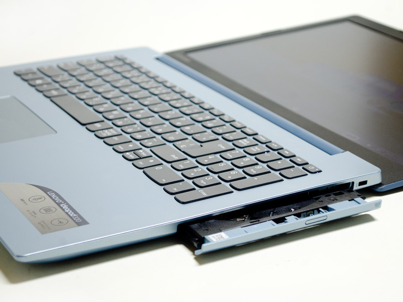 右側面。ロックポート、DVDスーパーマルチドライブ