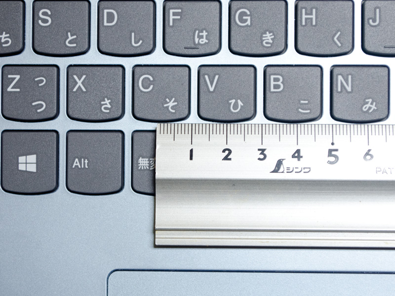 キーピッチは主要キーが実測で約19mm。右側やテンキーのキーピッチが狭く、[Enter]キーに隣接している[む/」]キーも気になる
